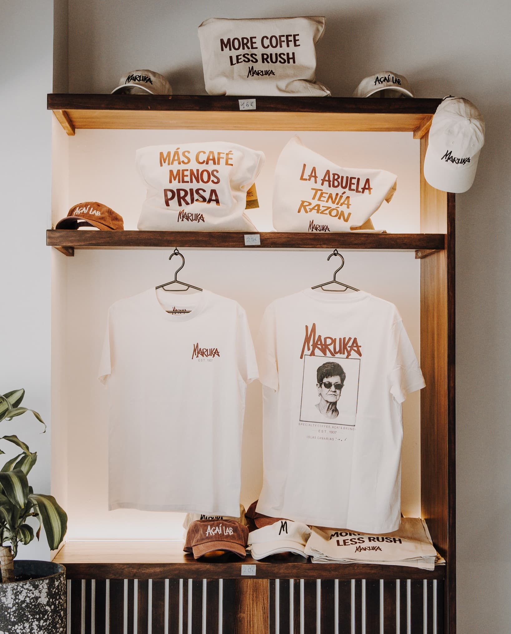 Regal im Laden mit den T-Shirts und Caps von Maruka